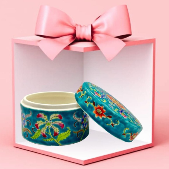 Handcrafted Chinese Floral Enameled Porcelain Covered Trinket or Jewelry Dish - Picture 5 of 9